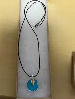 青い合成石のペンダントネックレス