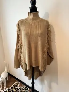オズモーシス☆フリンジ付きベージュタートルネックニット