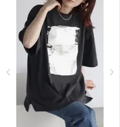 ボンジュールサガン　箔プリントビッグシルエットTシャツ　チャコールグレーのサムネイル
