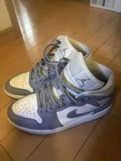 グレー スニーカー