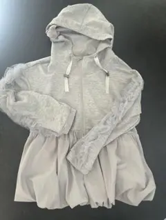 VERITE フリル付きフード付きパーカー