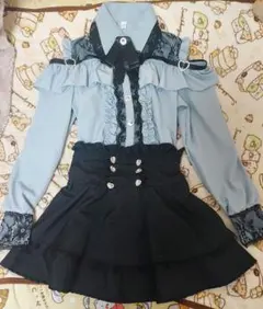 最終お値下げ!水色フリルシャツと黒スカート2点セット