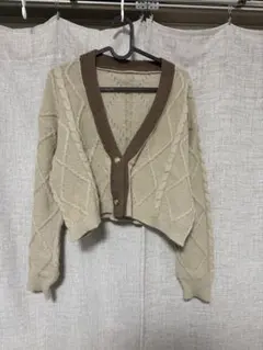 ベージュ ケーブルニット Vネックカーディガン