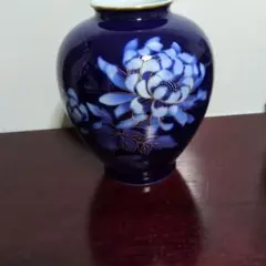 深川製磁　瑠璃地金彩の菊の花模様　花瓶