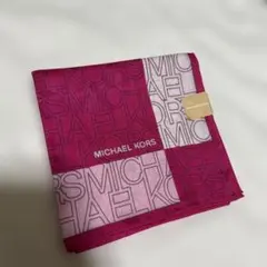 新品MICHAEL KORSマイケルコース　大判ハンカチ　ロゴ　ピンク　スカーフのサムネイル