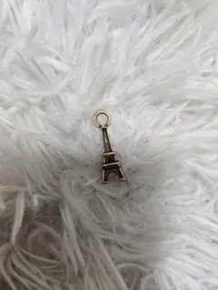Chloe　エッフェル塔 チャーム 金色のサムネイル