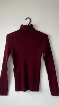 バーガンディ タートルネックセーター