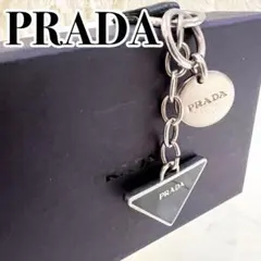 【大人気】お買得 PRADA ロゴ入り三角形キーホルダー 箱 保存袋 付き
