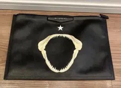 GIVENCHY フラワー×シャークトゥースプリント  レザークラッチバッグのサムネイル