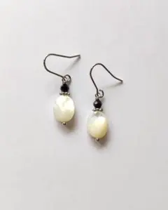 ブラックスピネルと白蝶貝のピアス/樹脂フック/ノンホール/サージカルステンレス