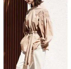 emmi atelier エミ♡シャーリングブラウス ベージュのサムネイル