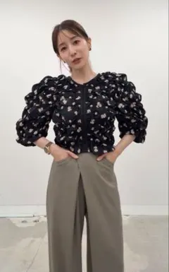 W FACE FLOWER JACQUARD SHIRRING TOPS - メルカリ