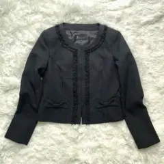 美品　フリル付きノーカラージャケット9YR　ブラック　式　ダークグレー A31