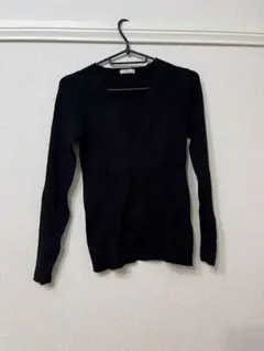黒いリブ編み長袖Vネックニット