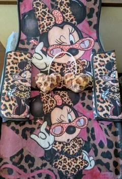 ミニーヒョウ柄カーマット・シートベルトパット・ハートアクセサリー