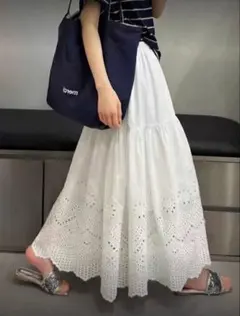 刺繍入りホワイトロングフレアスカート