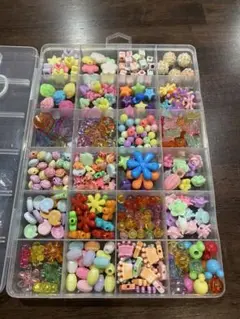 カラフルビーズセットとミニハサミ付き