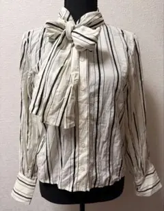 リボン付き白黒ストライプ長袖シャツ
