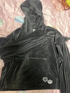 adidas フリル ベロア パーカー ショート丈 ハート刺繍