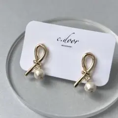 NO.1403 ゴールドリボンとコットンパールピアス