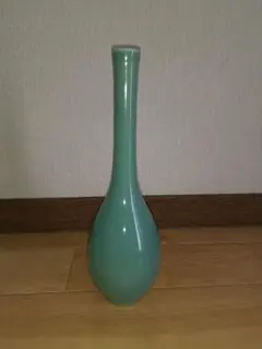 一輪挿し　細長い陶器製花瓶　美しい青緑色