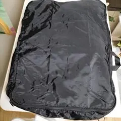 黒いナイロン製トラベルポーチ