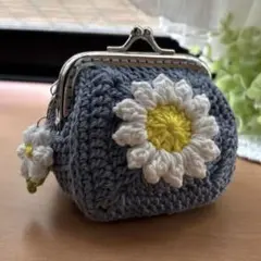 ハンドメイド　かぎ編みがま口ポーチ　モチーフ編み　グラニースクエア　くすみブルー