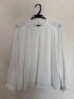 ホワイトプリーツ長袖ブラウス　しまむら