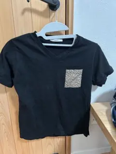 チャオパニック　黒VネックTシャツ 花柄ポケット付き