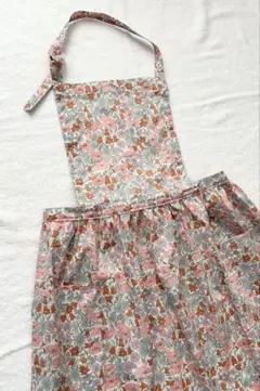リバティプリント生地（ポピー＆デイジー）使用ギャザーロングエプロンハンドメイド