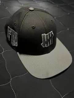 UNDEFEATED キャップ ブラック グレーのサムネイル