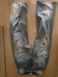 ダメージ加工ライトブルーデニムパンツ