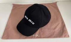 【未使用近】MIU MIU ドリル ベースボールキャップ ブラック巾着袋セットのサムネイル