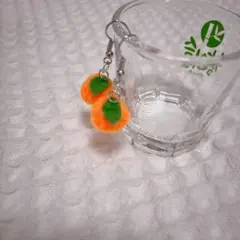 みかんのピアス。ハンドメイド　ピアス　フェルト　揺れるピアス　みかん　オレンジ