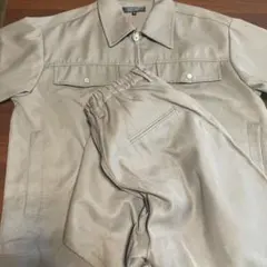 ベージュ セットアップ ジャケットとパンツ　side way stance