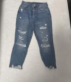 ダメージ加工ライトブルージーンズ