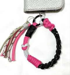 パラコード 　スマホストラップ 黒グレー　マクラメキーホルダー　バッグチャーム