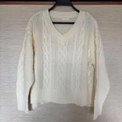 アースミュージック&エコロジーアイボリー Vネック ケーブル編み ニットセーター