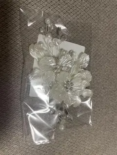 白い花のウェディングヘッドドレス