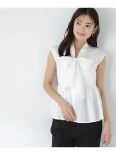 ナチュラルビューティーベーシック　Vネックボウリボンペプラムブラウス