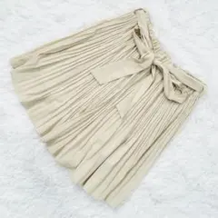 【プリーツスカート】 膝上 アイボリー ベージュ リボン シンプル 着痩せ