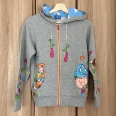 新品試着のみ美品✴︎トイ・ストーリーのジップアップパーカー　150cm