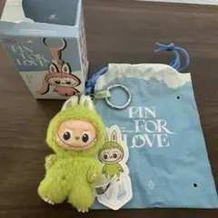 ラブブ　PIN FOR LOVE マスコット キーホルダー　イニシャル【v】