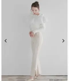 美品 fitmore フィットモア　サイドスリットリボンフレアパンツ　エクリュ