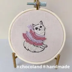 3.ねこミニ刺繍フレーム 9㎝ハンドメイド フリルのお洋服を着たねこ ピンク