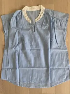 【美品】ビジュー付き　フレンチスリーブ　ブラウスのサムネイル