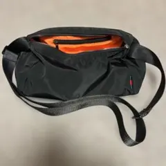 ナイロン製黒ボディバッグ・オレンジ内装
