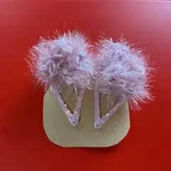 手編みポンポン付きヘアピン