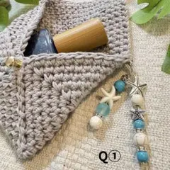 ハンドメイド ニットポーチ チャーム付き グレー　G①