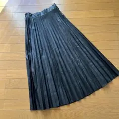 フェイクレザー黒 プリーツスカート ロング　　M〜Ｌ